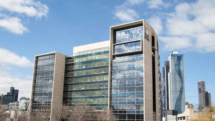 Melbourne University đứng thứ 7 trên bảng xếp hạng quốc tế các trường luật của Times Higher Education, vượt trên cả đại học Harvard và Columbia University.